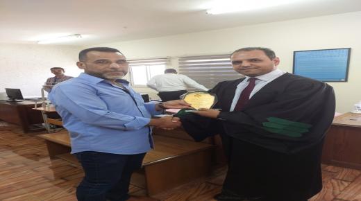 قاضي محكمة بلدية الزرقاء ” قفطان العدوان ” يكرم نخبة من موظفين المحكمة – صور