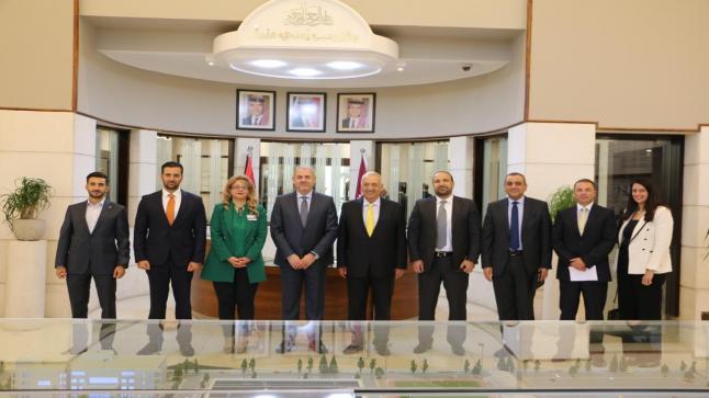 وفد بنك الاسكان يزور “الشرق الاوسط” ويؤكد دور الجامعات في دعم الاقتصاد الوطني