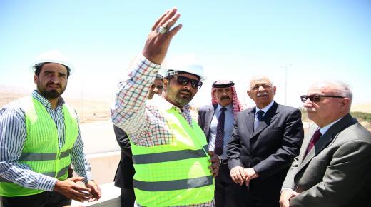 العيسوي يفتتح ويتفقد مشاريع مبادرات ملكية في الكرك