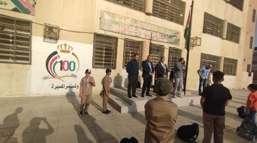 محافظ الزرقاء حسن الجبور يحضر الطابور الصباحي لمدرسة طارق بن زياد – فيديو