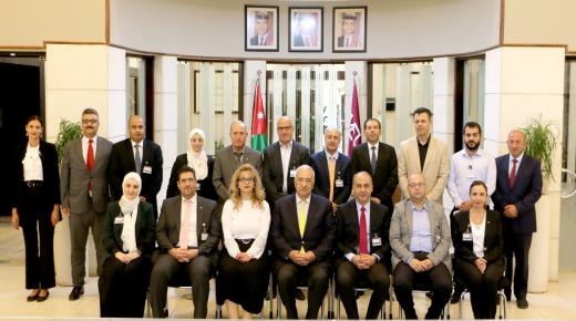 مجلس عمداء “الشرق الأوسط” يبحث خارطة تطوير العملية التعليمية