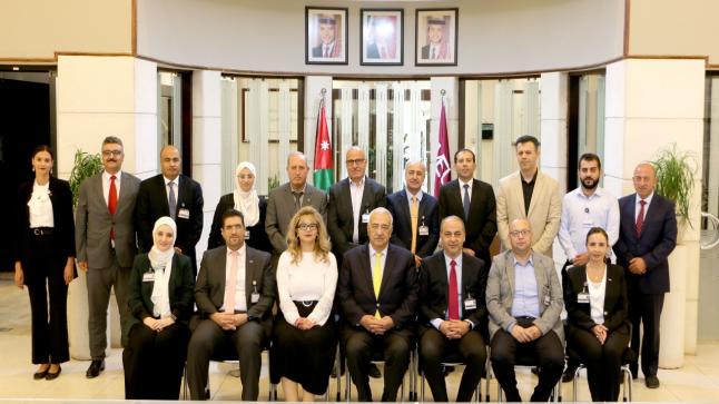 مجلس عمداء “الشرق الأوسط” يبحث خارطة تطوير العملية التعليمية