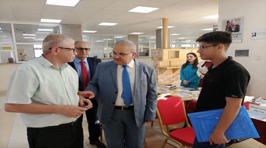 عبيدات يتفقد سير عملية تسجيل الطلبة الجدد في الجامعة.