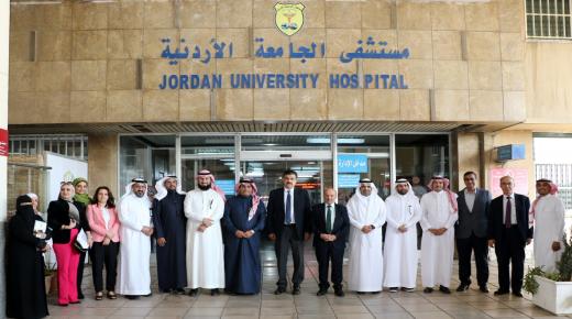وفد من جامعة تبوك في السعودية يزور مستشفى الجامعة