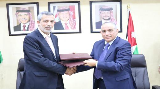 “العدل” و”المحامين” توقعان مذكرة تفاهم لتوفير المساعدة القانونية لضحايا الاتجار بالبشر