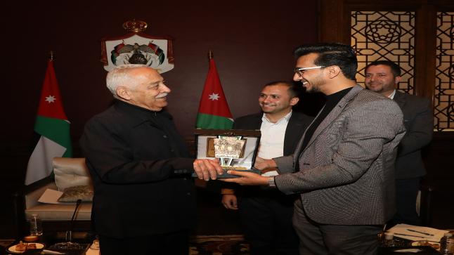 رئيس الديوان الملكي يلتقي مجموعة من شباب محافظة معان.