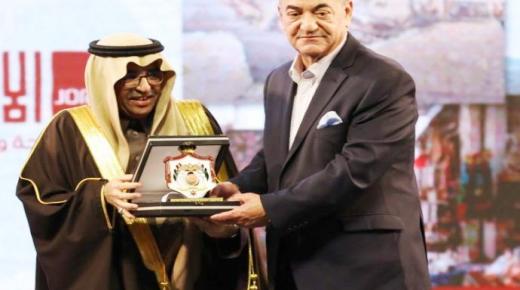 العين الهندي يكرم رئيس منظمه السياحه العربيه بدرع لجنة السياحة في الأعيان