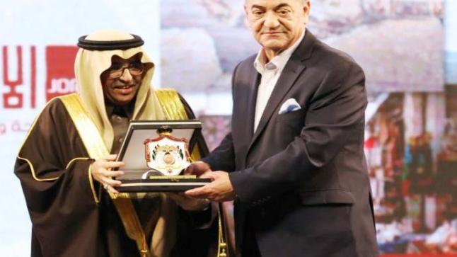 العين الهندي يكرم رئيس منظمه السياحه العربيه بدرع لجنة السياحة في الأعيان