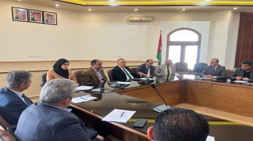محافظة الزرقاء تعقد جلستها الثانية ضمن مبادرتها التعريفية بإجراءات الإصلاح السياسي والاقتصادي وتطوير القطاع العام