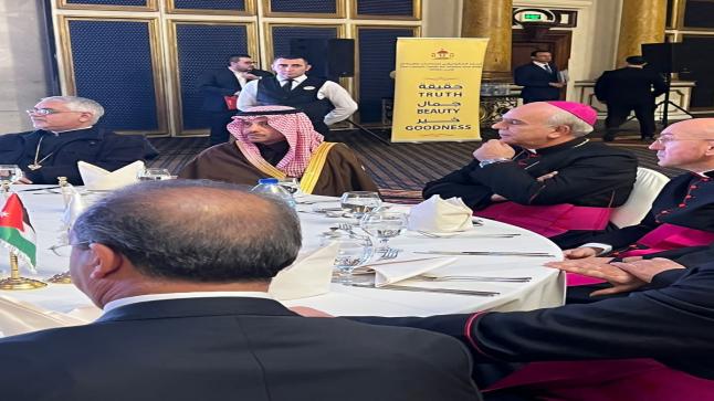 سفير خادم الحرمين الشريفين لدى الأردن نايف بن بندر يلبي دعوة على مأدبة غداء أقامها مدير المركز الكاثوليكي