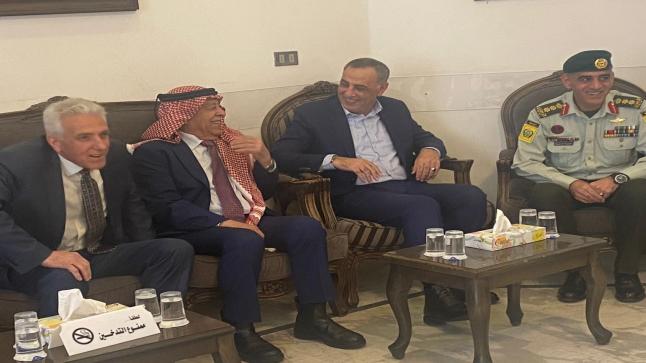 مندوبا عن جلالة الملك العيسوي يقدم واجب العزاء لعشيرة الفرجات