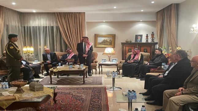 مندوبا عن الملك .. رئيس الديوان الملكي يعزي ال قاسم