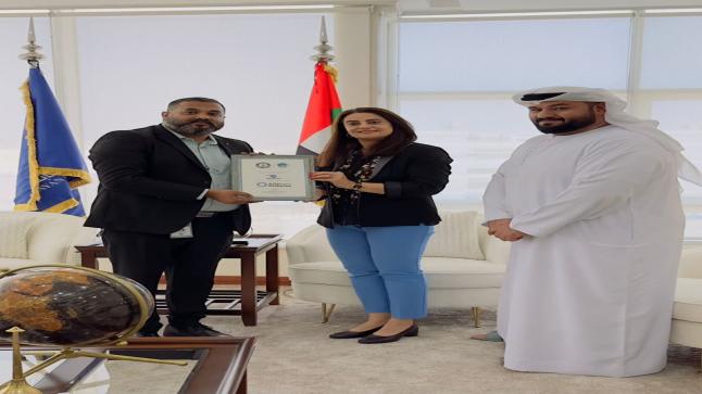 “بوستر” تكرم من قبل شريكها “آستر”