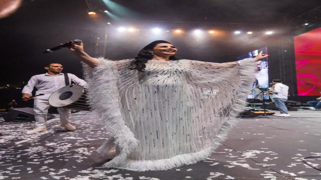 ديانا كرزون بإطلالة بيضاء كالفراشة بالحفل الجماهيري لزفاف الأمير حسين