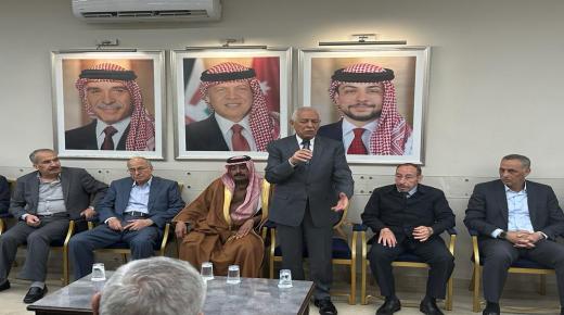 مندوبا عن الملك .. رئيس الديوان الملكي يعزي عشيرة الطراونة