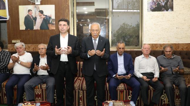 مندوبا عن الملك العيسوي يقدم واجب العزاء بوفاة والدة النائب السابق امجد المسلماني