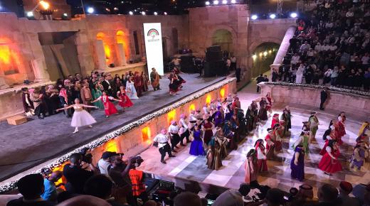 مندوبا عن الملك.. الخصاونة يفتتح مهرجان جرش 37