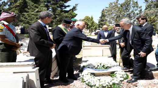 مندوبا عن جلالة الملك عبدالله الثاني المعظم وسمو الامير الحسين ابن عبدالله الثاني ولي العهد المعظم .. رئيس الديوان الملكي الهاشمي يعزي _ ال فراج