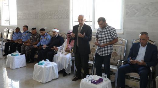 مندوبا عن جلالة الملك عبدالله الثاني المعظم وسمو الامير الحسين بن عبدالله الثاني ولي العهد المعظم .. رئيس الديوان الملكي الهاشمي يعزي _ عشيرة_ ابو حماد / سحاب.