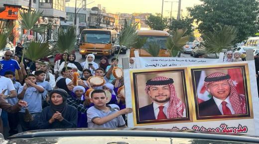 مدرسة طارق بن زياد تنظم مسيرة احتفالًا بذكرى المولد النبوي