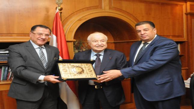 رئيسا مجلس أدارة وتحرير” الجمهورية المصرية ” يكرمان المفكر الاقتصادي الكبير طلال أبوغزالة