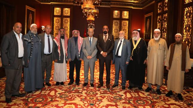 رئيس الديوان الملكي الهاشمي يلتقي وجهاء من مخيم الزرقاء