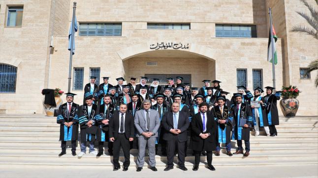 خريجو التمريض في جامعة الزرقاء يؤدون قسم المهنة