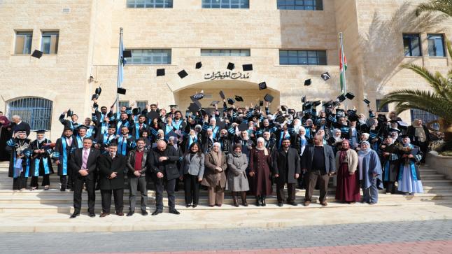 خريجو الصيدلة في جامعة الزرقاء يؤدون قسم المهنة