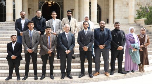 *رئيس الديوان الملكي الهاشمي يلتقي وفدا شبابيا من لواء الأغوار الجنوبية*