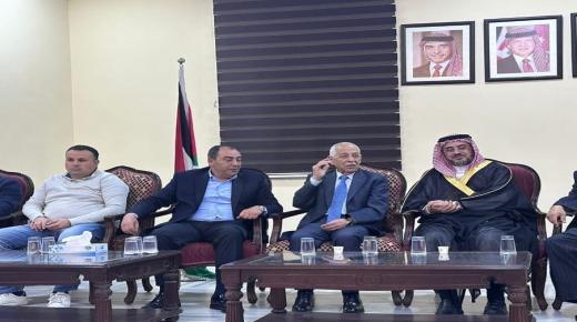 *مندوبا عن الملك وولي العهد..العيسوي يعزي عشيرة النسور