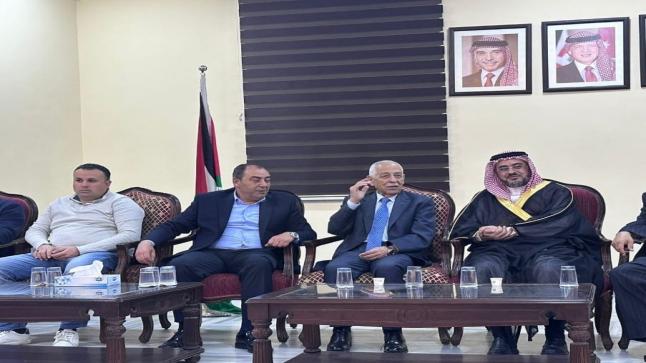 *مندوبا عن الملك وولي العهد..العيسوي يعزي عشيرة النسور