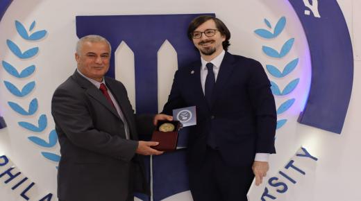 جامعة فيلادلفيا تحظى بتكريم من مؤسسة دولية عريقة