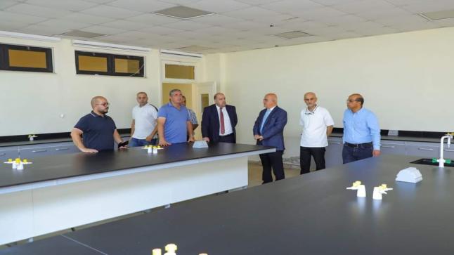 الدكتور الحياري يتفقد اعمال التاهيل والتحديث لمركز الطاقة المتجددة والقاعات الصفية في المجمعين الغربي والشرقي