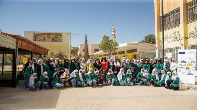 تشارك في يوم وظيفي لطالبات مدرسة صفية بنت عبد المطلب الثانوية المختلطة في المفرق بالتعاون مع مبادرة “مدرستي