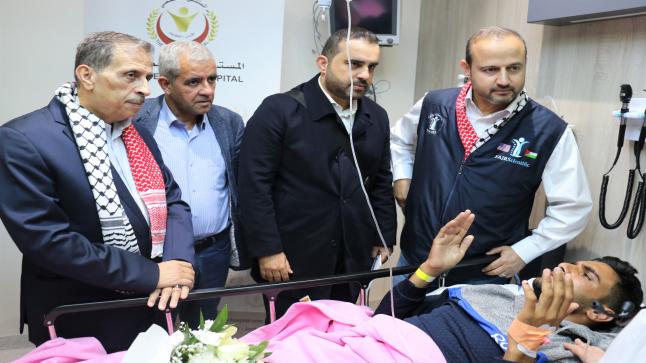 *التخصصي يستقبل للعلاج مصور قناة الجزيرة علي العطار وعدد من أطفال غزة المصابين*