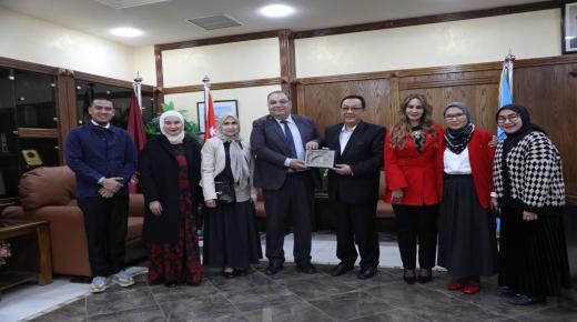 وفد من الجامعة الشافعية بجكارتا يزور جامعة الزرقاء