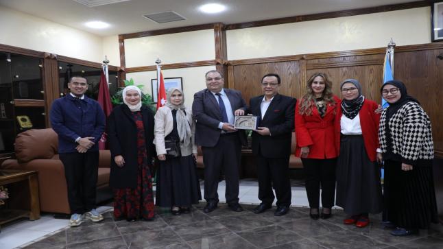 وفد من الجامعة الشافعية بجكارتا يزور جامعة الزرقاء