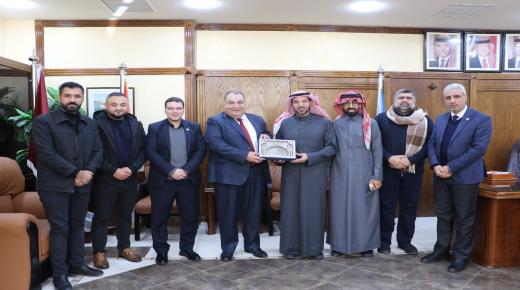 صيدلة الزرقاء تقيم معرض ملصقات وفعالية خاصة بالنباتات الطيبة