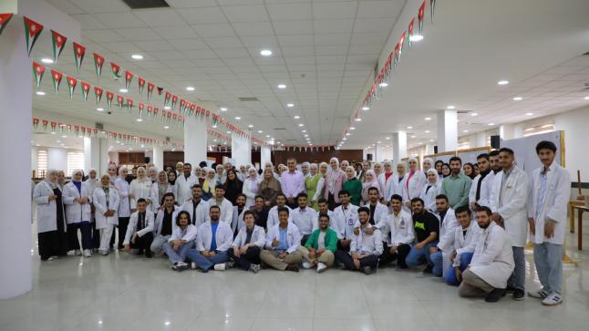 كلية الصيدلة تقيم معرض الملصقات لطلبة مادة “حالات في المداواة 2”
