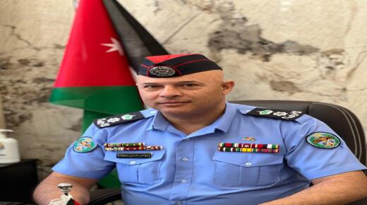الدكتور منذر جرادات يهنيء المقدم رياض جرادات بالترفيع