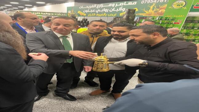 السفير الأمريكي جيمس (جيم) يزور معرض مزارع ومعاصر أبو فراس البشارات في مكة مول ( صور )