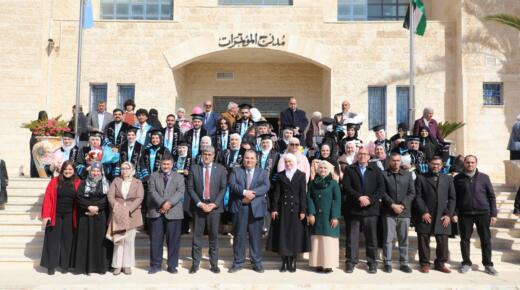 طلبة كلية الصيدلة في جامعة الزرقاء يؤدّون قسم المهنة