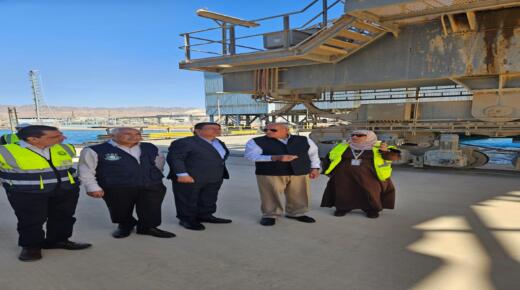 الذنيبات يتفقد ميناء الفوسفات في العقبة: 6 بواخر قيد التحميل وتوجه لإنشاء ميناء عائم لتصدير الفوسفات