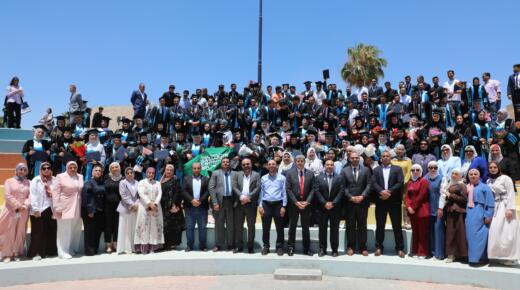 خريجو كلية الصيدلة في جامعة الزرقاء يؤدون القسم القانوني للمهنة