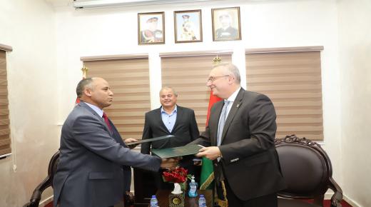 التوقيع على اتفاقية في مجال التدريب الفندقي بين “اليرموك” و فندق القوات المسلحة الأردنية – صور