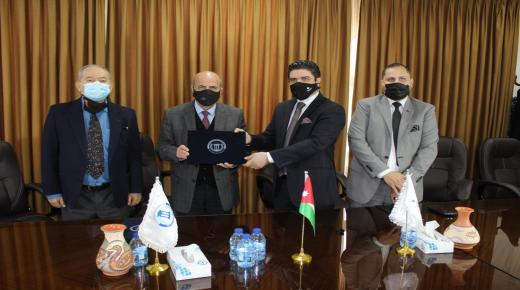 جامعة فيلادلفيا و”الرواد للتدريب” توقعان اتفاقية تعاون في مجال التعليم والتدريب عن بعد