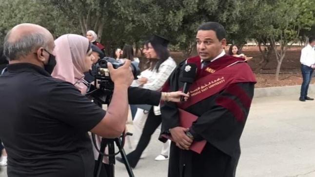 منح شهادة التفوق العلمي للأول في الماجستير “إدراة الاعمال” لرائد الاعمال الشاب ايمن ابو هنية