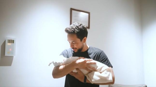 ولي العهد يؤذن في أذن ابنته الأميرة إيمان (فيديو)