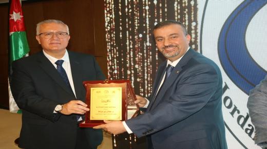 مندوبا عن الدكتور طلال ابو غزاله جمعية المواهب العلمية تقيم حفل تكريم وتوزيع جوائز الأولمبياد العلمي الرابع للفائزين