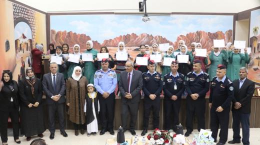 مدير شرطة الرصيفة ومدير تربية الزرقاء الاولى يحتفلون بتخريج دورة اصدقاء الشرطة في مدرسة زينب الاسدية الثانوية المختلطة 